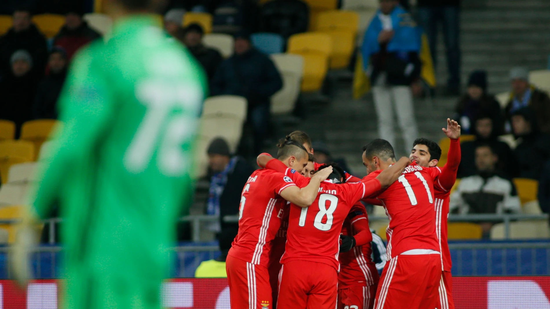 Los jugadores del Benfica celebran el gol de Cervi
