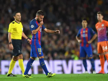 Jordi Alba abandona el campo con un gesto serio Jordi Alba abandona el campo con un gesto serio