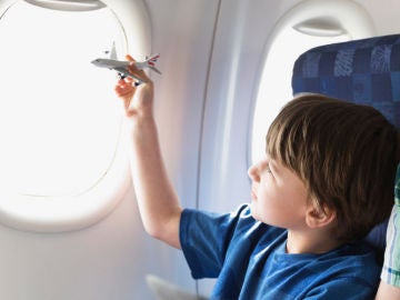 Niño jugando en un avión