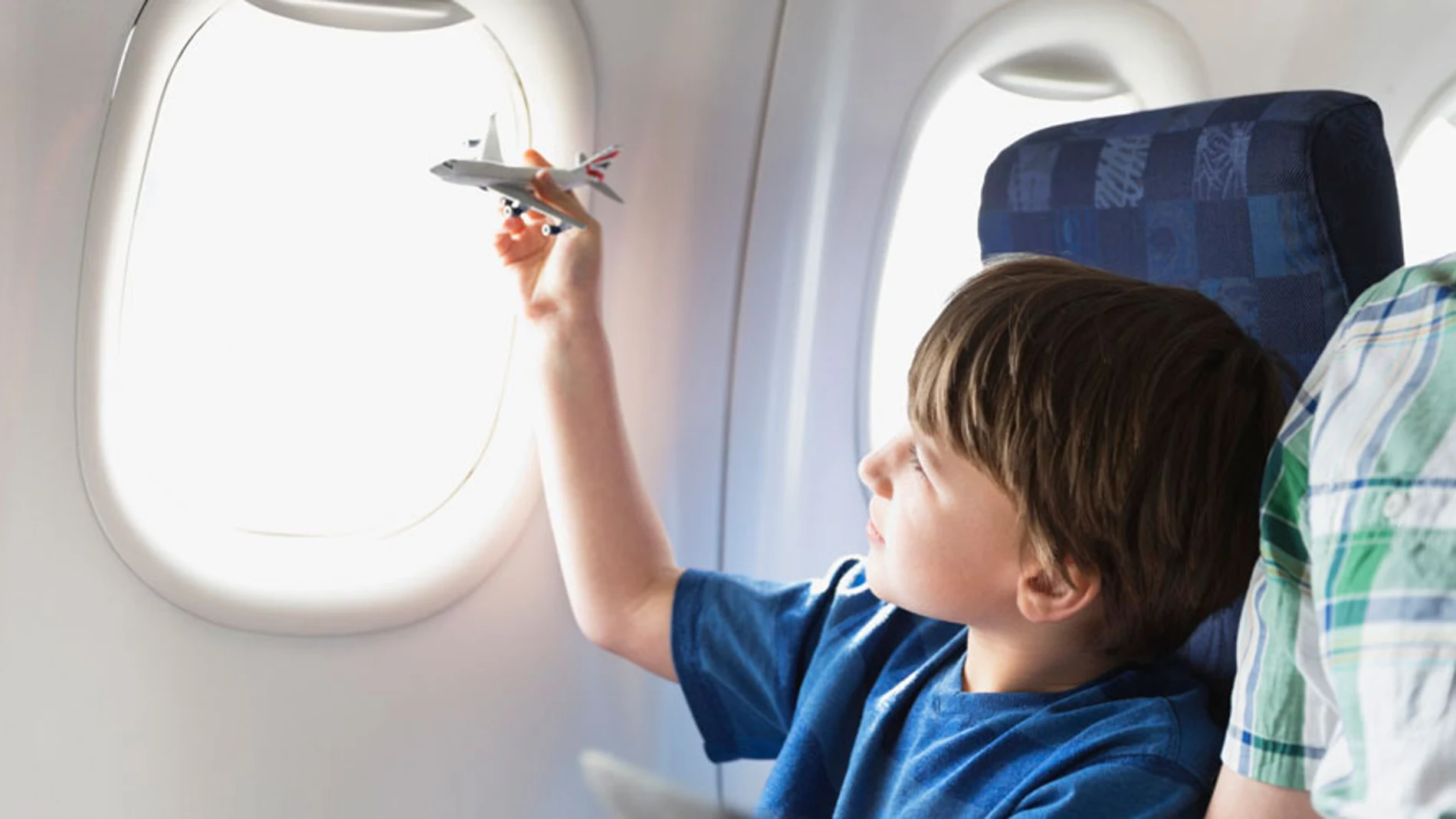 Niño jugando en un avión Niño jugando en un avión