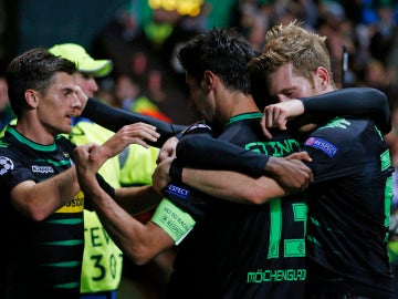 Stindl celebra su gol contra el Celtic junto a sus compañeros