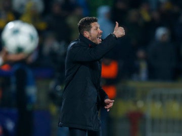 Simeone da indicaciones a sus jugadores durante el partido contra el Rostov