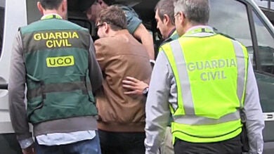 El presunto asesino de Pioz llega a la Comandancia de la Guardia Civil de Guadalajara