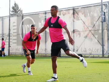 Nani se ejercita en Paterna con una camiseta de color rosa Nani se ejercita en Paterna con una camiseta de color rosa