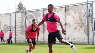 La plantilla del Valencia entrena con camisetas rosas en apoyo a la lucha contra el cáncer de mama