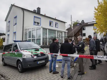 Policías acordonan la vivienda en la que un ultraderechista ha herido a cuatro policías durante un registro policial Policías acordonan la vivienda en la que un ultraderechista ha herido a cuatro policías durante un registro policial