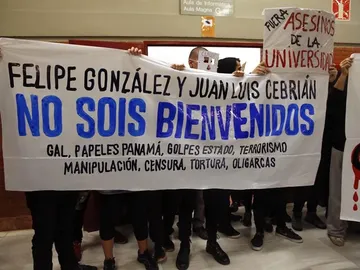 Pancarta de los estudiantes que han protestado en la Autónoma por la presencia de Felipe González Pancarta de los estudiantes que han protestado en la Autónoma por la presencia de Felipe González