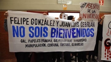 Pancarta de los estudiantes que han protestado en la Autónoma por la presencia de Felipe González