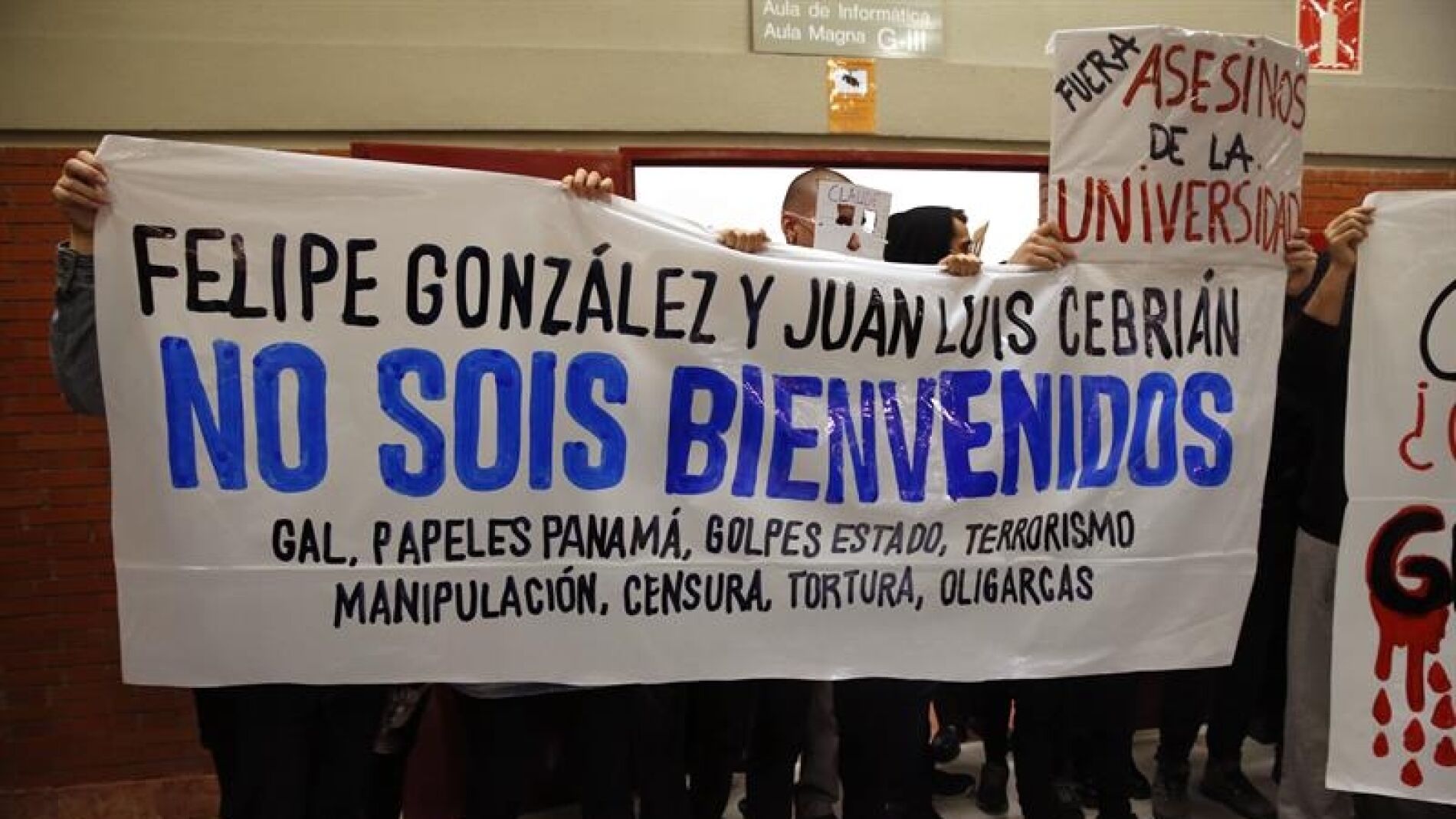 Pancarta de los estudiantes que han protestado en la Aut&oacute;noma por la presencia de Felipe Gonz&aacute;lez