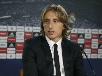 Luka Modric atiende a los medios en el Bernabéu