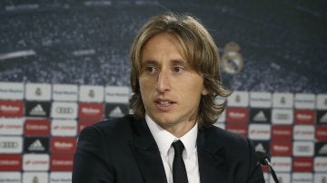 Luka Modric atiende a los medios en el Bernabéu