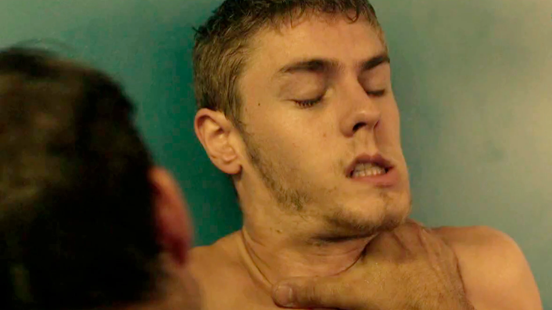 Fernando recibe una brutal paliza en las duchas de cárcel