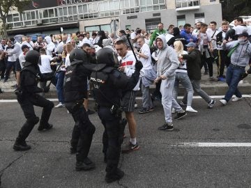 Agentes de la Policía Nacional cargan contra los ultras del Legia de Varsovia