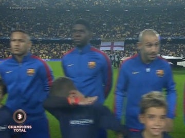 Un niño hace un 'dab' antes del Barça-City en el Camp Nou
