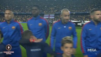 Un niño hace un 'dab' en la presentación del Barça-City