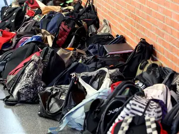 Mochilas cargadas con apuntes y libros de unos estudiantes Mochilas cargadas con apuntes y libros de unos estudiantes