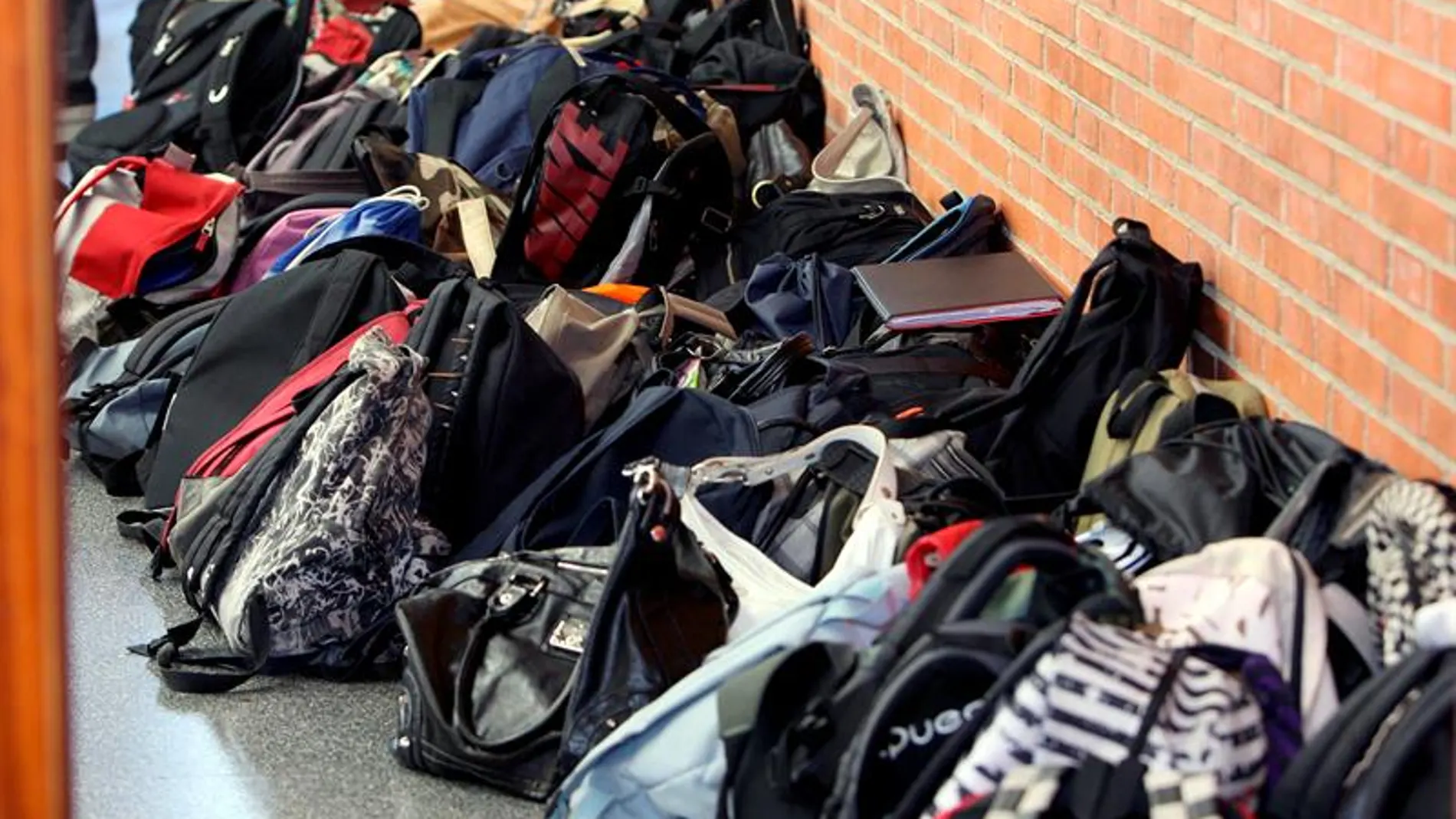 Mochilas cargadas con apuntes y libros de unos estudiantes Mochilas cargadas con apuntes y libros de unos estudiantes