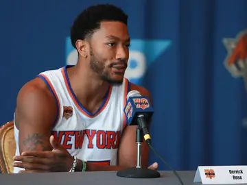 Derrick Rose, en mitad de una rueda de prensa Derrick Rose, en mitad de una rueda de prensa