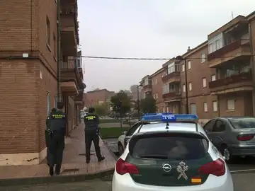 Un guardia civil y su mujer hallados muertos por disparos en Salamanca Un guardia civil y su mujer hallados muertos por disparos en Salamanca