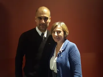 Pep Guardiola junto a Carme Forcadell Pep Guardiola junto a Carme Forcadell