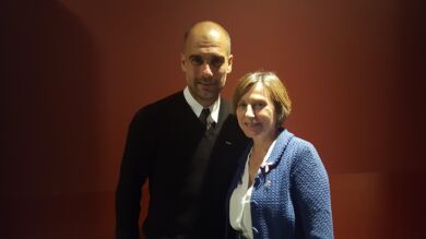 Guardiola muestra su apoyo a Carme Forcadell fotografiándose con ella tras el Barça-City