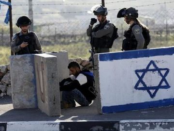 La policía israelí con un detenido