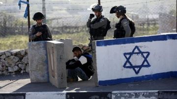 La policía israelí con un detenido