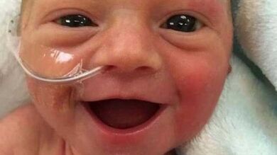 La tierna sonrisa de esta bebé prematura refleja que 