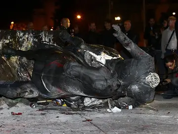La estatua de Franco tirada en el suelo La estatua de Franco tirada en el suelo