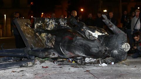 La estatua de Franco tirada en el suelo