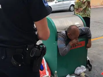Hombre atrapado en el contenedor de basura Hombre atrapado en el contenedor de basura