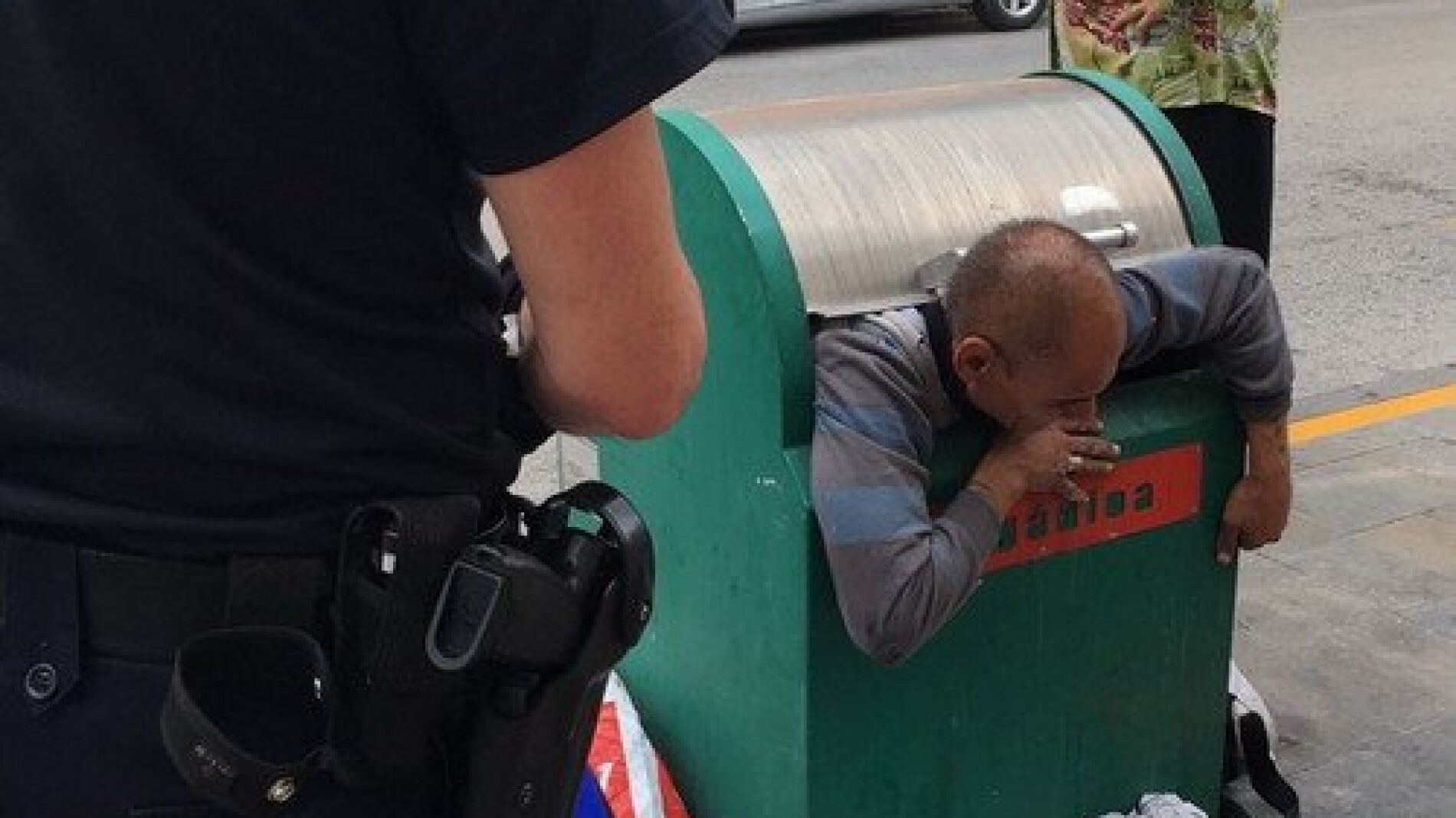 Hombre atrapado en el contenedor de basura