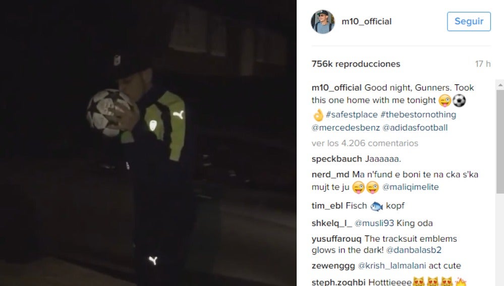 Özil, con el balón del 'hat-trick'