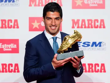 Luis Suárez posa con la Bota de Oro Luis Suárez posa con la Bota de Oro