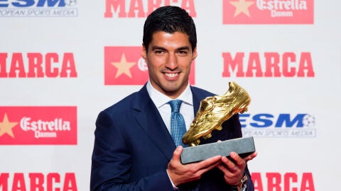 Luis Su&aacute;rez posa con la Bota de Oro