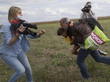 Petra Laszlo intenta frenar al refugiado Obama y a su hijo