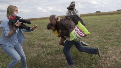 La reportera húngara que zancadilleó a un refugiado es galardonada por un documental