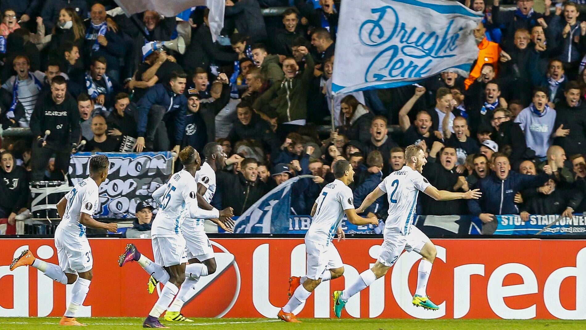 Los jugadores del Genk celebran el gol de Brabec ante el Athletic
