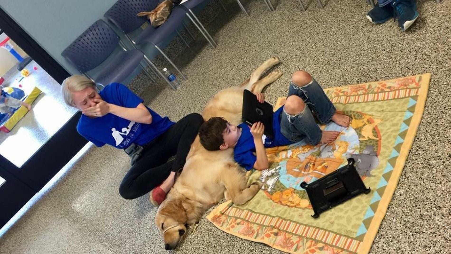 Ni&ntilde;o con autismo junto a su nuevo amigo Tornado