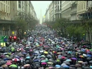 Frame 2.084532 de: Miles de personas gritan en toda América Latina "ni una menos" en solidaridad con el asesinato de la joven argentina violada y drogada Frame 2.084532 de: Miles de personas gritan en toda América Latina "ni una menos" en solidaridad con el asesinato de la joven argentina violada y drogada