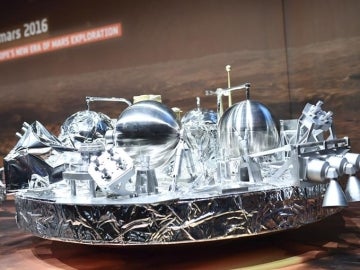 Vista de una maqueta del módulo Schiaparelli en el pabellón de la Agencia Espacial Europea