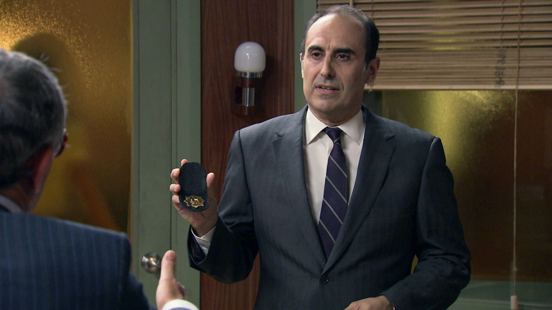 El inspector Yuste acude a Quintero preguntando por Leonor y Miguel