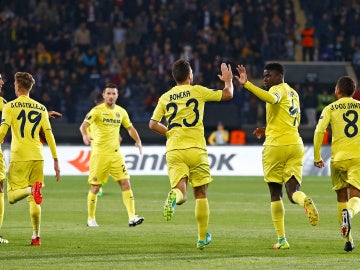 Los jugadores del Villarreal celebran el gol de N'Diaye ante el Osmanlispor