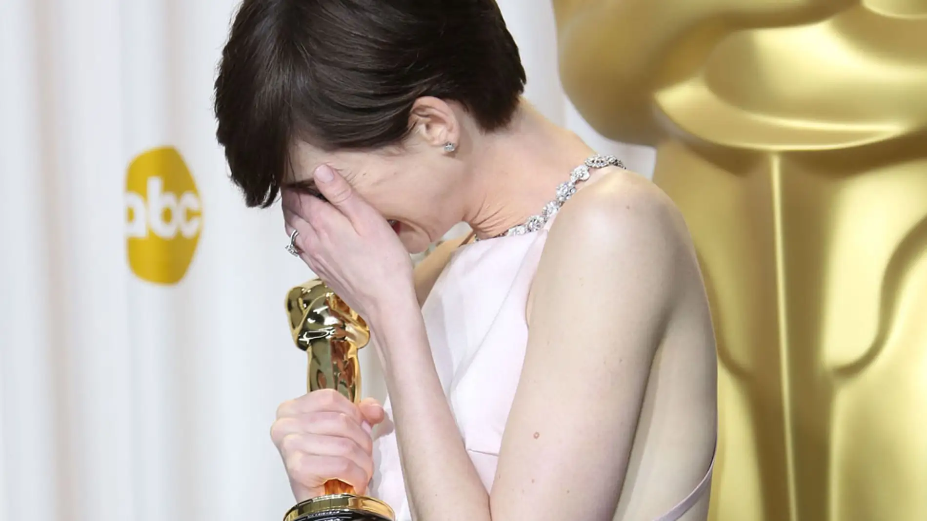 Anne Hathaway tras recibir su Oscar