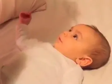 La enternecedora historia del bebé que dice 'te quiero' con solo tres meses La enternecedora historia del bebé que dice 'te quiero' con solo tres meses
