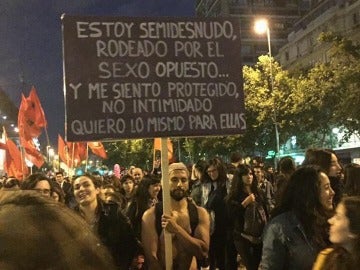 Un joven con el torso semidesnudo en la marcha del 'miércoles negro' en Chile