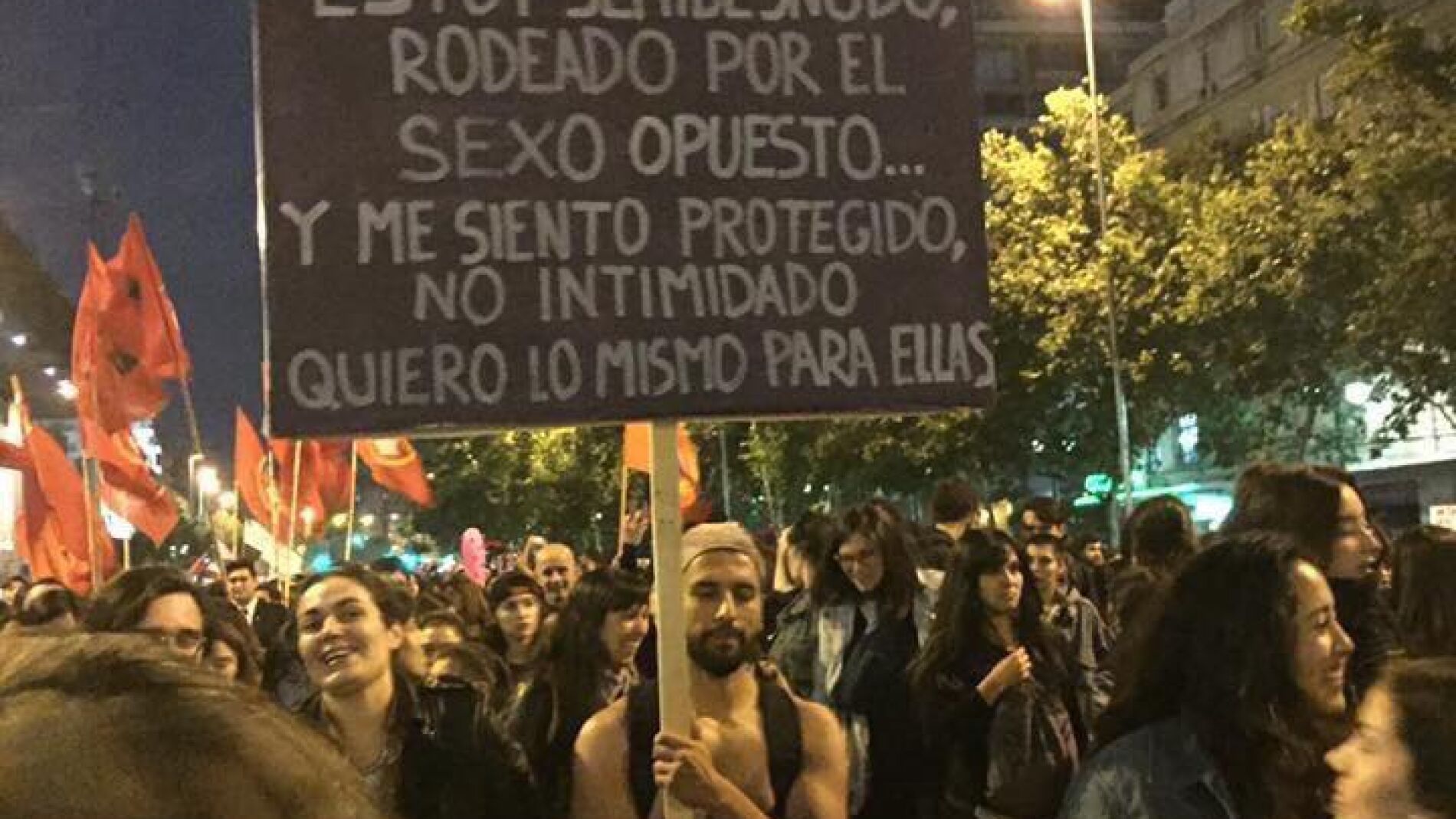 Un joven con el torso semidesnudo en la marcha del 'mi&eacute;rcoles negro' en Chile