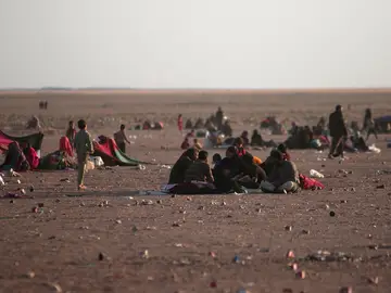 Varios iraquíes huyen de Mosul Varios iraquíes huyen de Mosul