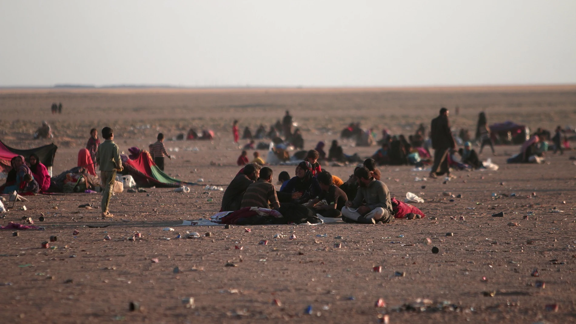 Varios iraquíes huyen de Mosul Varios iraquíes huyen de Mosul
