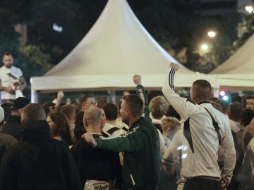 Aficionados del Legia en las inmediaciones del estadio Santiago Bernabéu